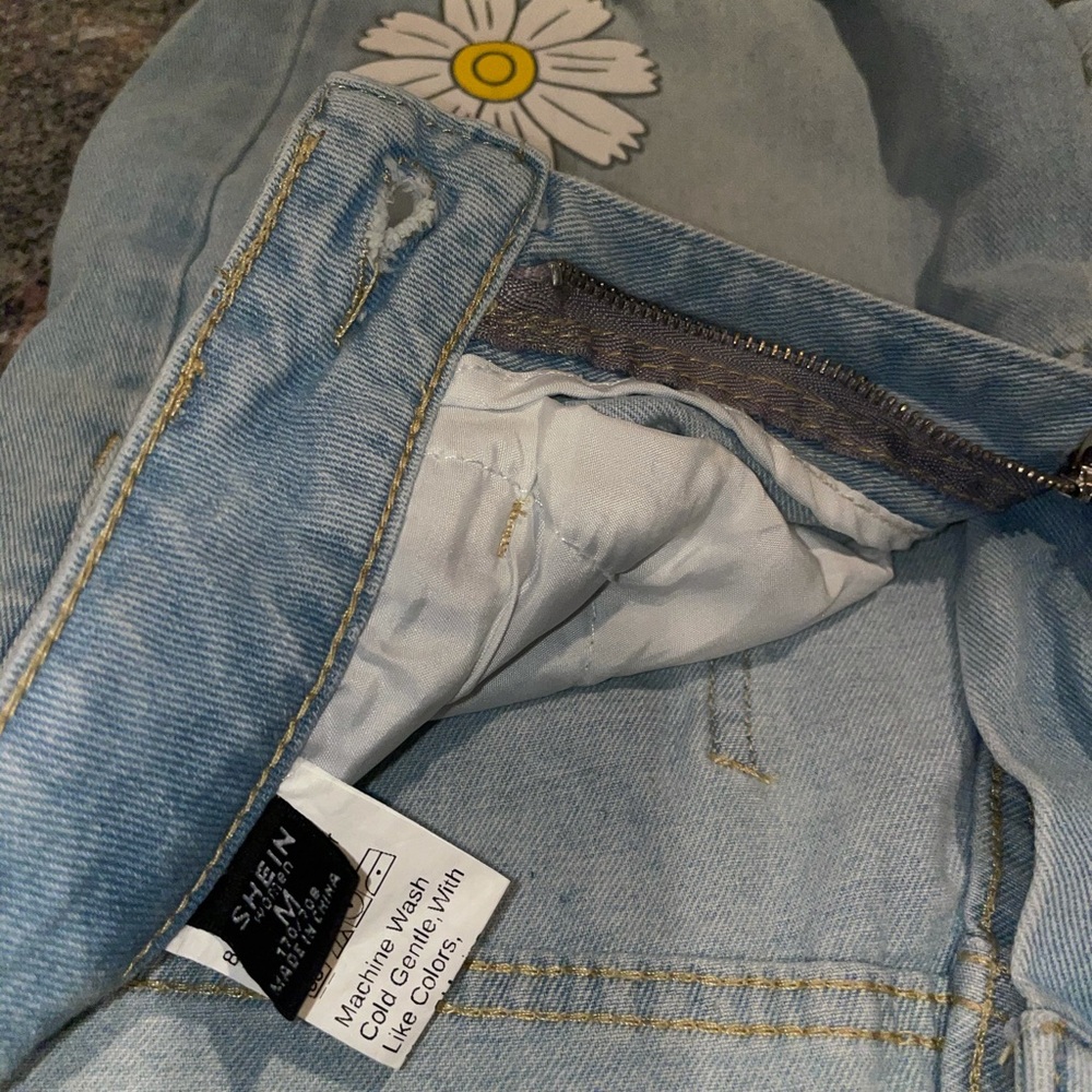 Sunflower Ripped Jeans 🌻✨ - Picture 8 of 8